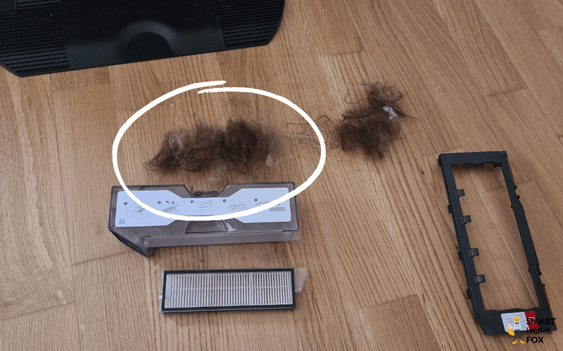 Das Testergebnis des Roborock S8 MaxV Ultra beim Aufsaugen von Haaren ist zu sehen.